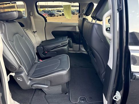 Used 2024 Chrysler Pacifica Limited image 30
