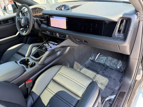 Certified 2025 Porsche Cayenne GTS AWD/4WD image 17