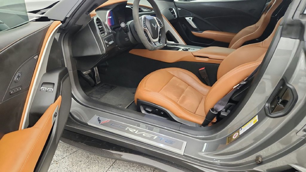 Used 2015 Chevrolet Corvette Z06 w/ 3LZ Preferred Equipment Group RWD image 36