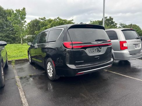 Used 2023 Chrysler Pacifica Touring FWD image 9