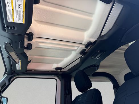 Used 2019 Jeep Wrangler Sport AWD/4WD image 21