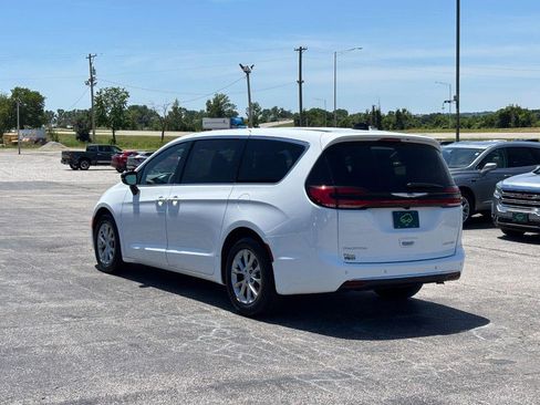 Used 2026 Chrysler Pacifica Limited FWD image 3