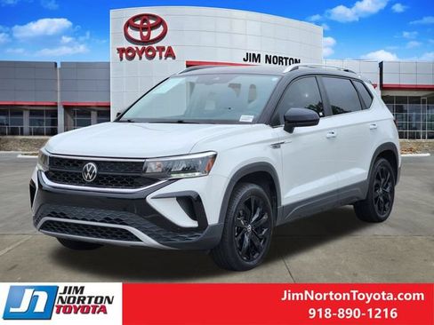 Used 2023 Volkswagen Taos SE w/ Panoramic Sunroof Package AWD/4WD image 3