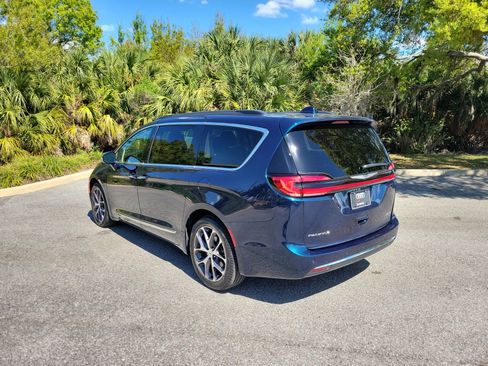 Used 2022 Chrysler Pacifica Limited image 6