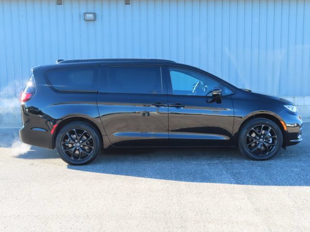 Used 2026 Chrysler Pacifica Limited w/ S Appearance Package AWD/4WD image 3