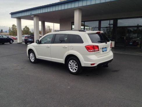 Used 2014 Dodge Journey SXT w/ Flexible Seating Group FWD image 3