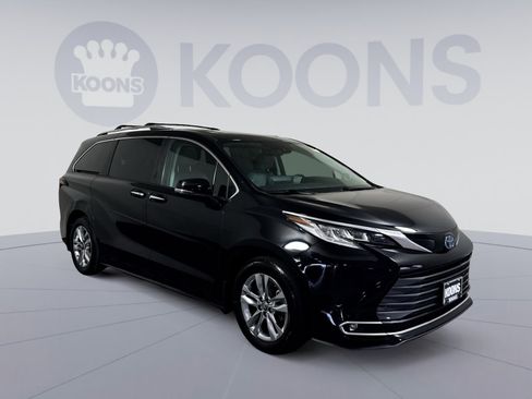 Used 2023 Toyota Sienna Limited AWD/4WD image 10