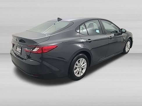 Used 2026 Toyota Camry LE FWD image 5