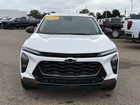 Used 2025 Chevrolet Trax ACTIV w/ Sunroof Package FWD image 3