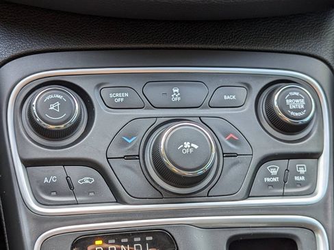 Used 2015 Chrysler 200 Limited FWD image 21