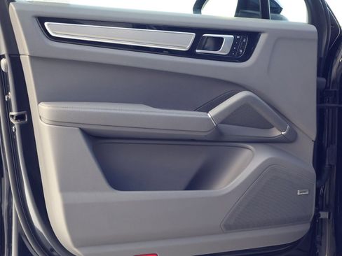 Certified 2023 Porsche Cayenne Platinum Edition image 13