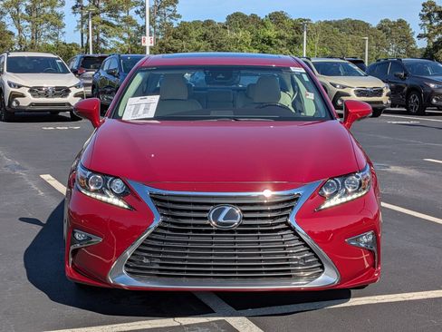 Used 2017 Lexus ES 350 w/ Luxury Package FWD image 3