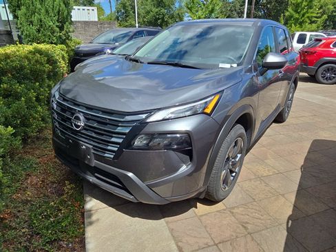 Used 2025 Nissan Rogue SV FWD image 2
