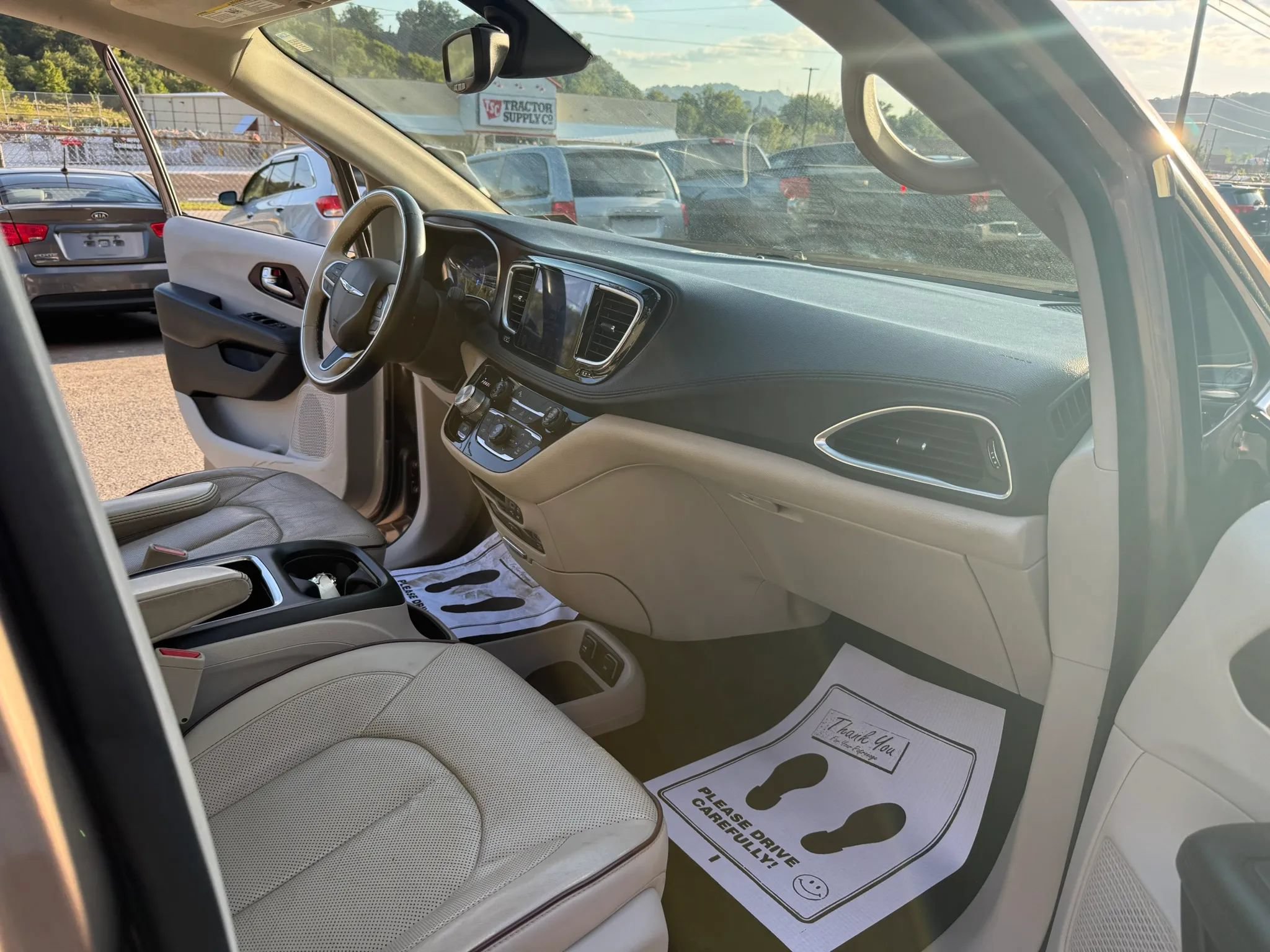 Used 2017 Chrysler Pacifica Limited w/ UConnect Theater Package FWD image 18