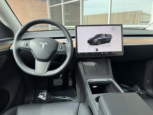Used 2025 Tesla Model Y Long Range RWD image 16
