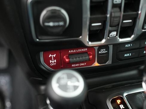 Used 2024 Jeep Wrangler Unlimited image 17