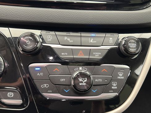 Used 2024 Chrysler Pacifica Touring-L FWD image 18