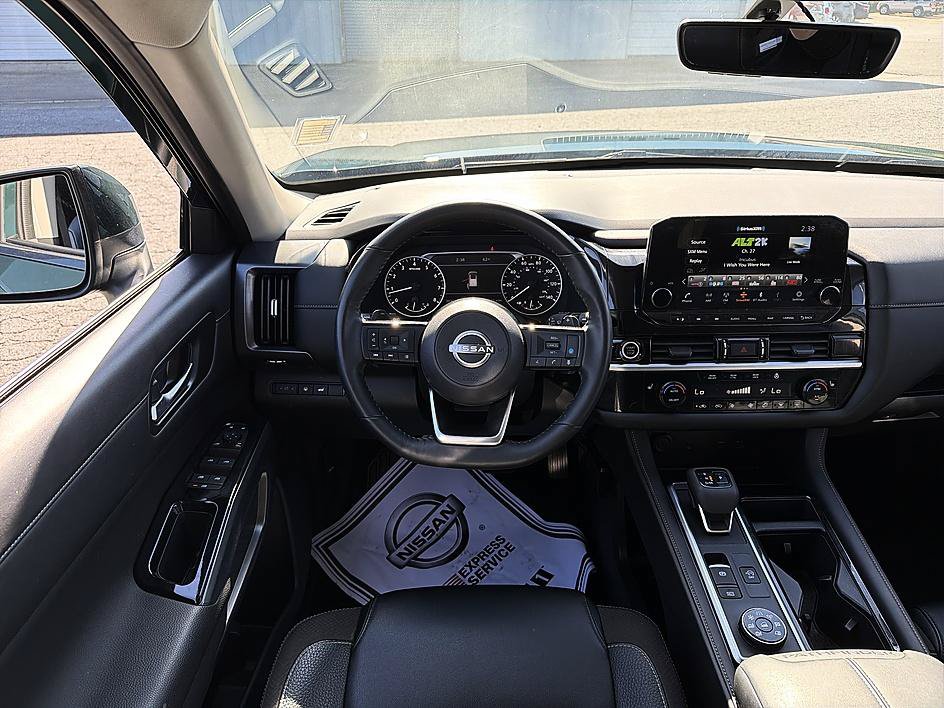 Used 2024 Nissan Pathfinder SL AWD/4WD image 31