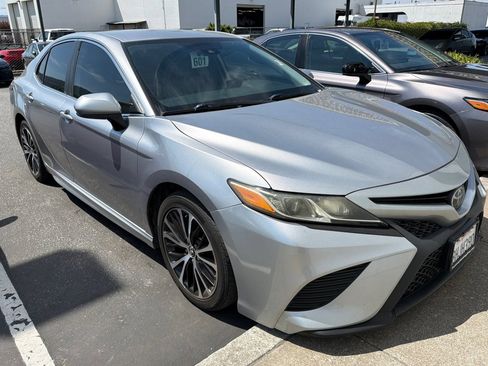 Used 2019 Toyota Camry SE FWD image 2