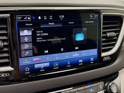 Used 2024 Chrysler Pacifica Touring-L FWD image 14