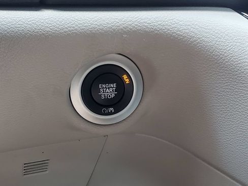 Used 2024 Chrysler Pacifica Touring-L FWD image 16