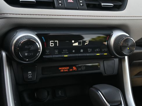 Used 2022 Toyota RAV4 XLE Premium AWD/4WD image 27