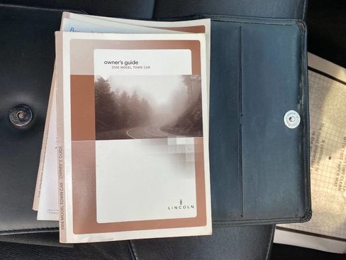 Used 2008 Lincoln Town Car Signature Limited image 30