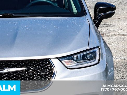 Used 2024 Chrysler Pacifica Touring-L image 16