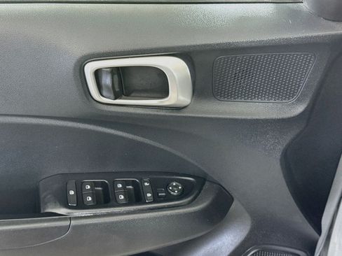 Used 2022 Hyundai Venue SEL FWD image 23