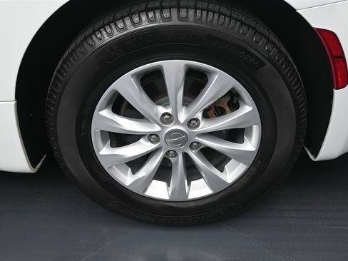 Used 2018 Chrysler Pacifica Touring-L FWD image 18