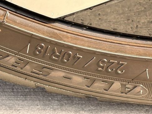 Used 2025 Volkswagen GTI SE image 9