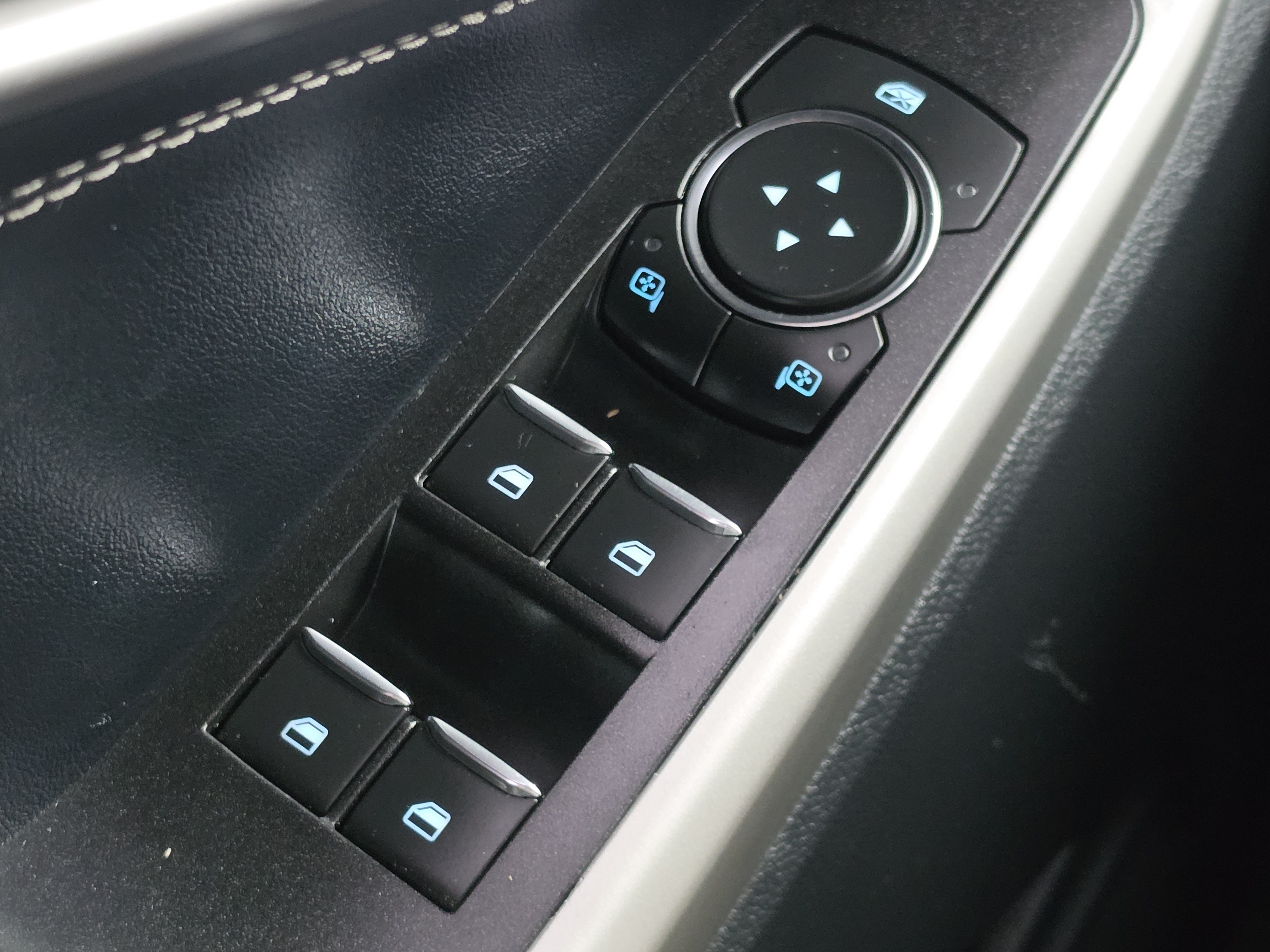 Used 2020 Ford Explorer XLT w/ Equipment Group 202A AWD/4WD image 13