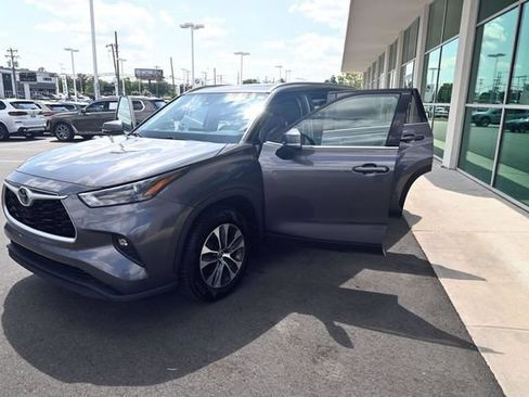 Used 2022 Toyota Highlander XLE AWD/4WD image 41