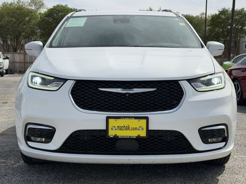 Used 2022 Chrysler Pacifica Touring-L w/ Uconnect Theater Family Group image 3