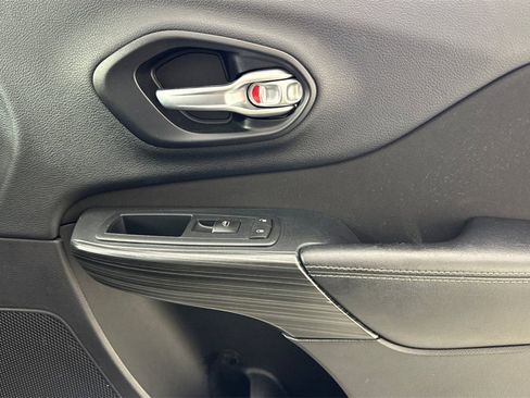 Used 2016 Jeep Cherokee Sport FWD image 19
