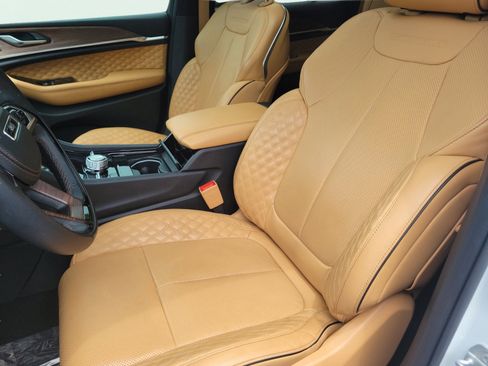 Used 2025 Jeep Grand Cherokee Summit AWD/4WD image 22
