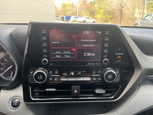 Used 2020 Toyota Highlander XLE AWD/4WD image 24