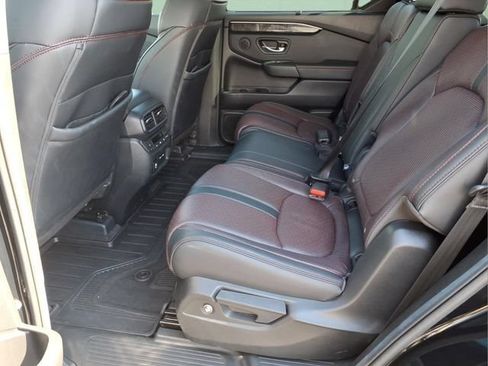 Used 2025 Honda Pilot Black Edition image 16