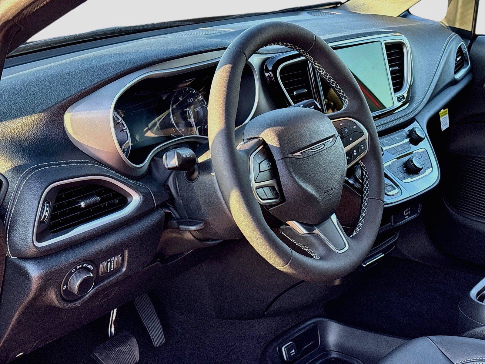 New 2027 Chrysler Pacifica Select AWD/4WD image 23