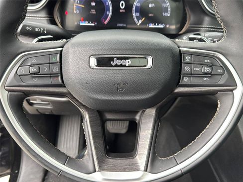 Used 2025 Jeep Grand Cherokee Limited w/ Black Appearance Package AWD/4WD image 17