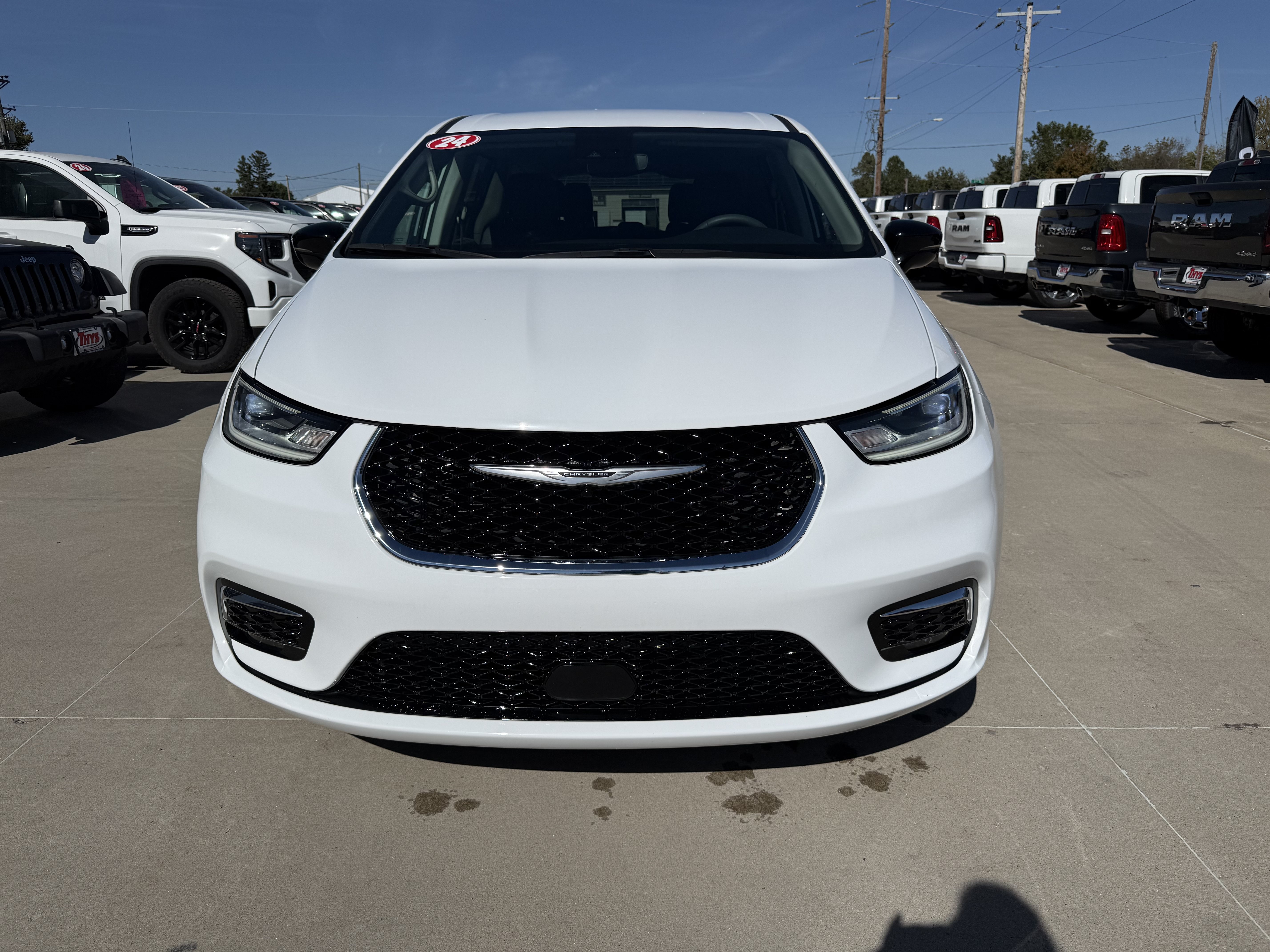 Used 2024 Chrysler Pacifica Touring-L FWD image 32