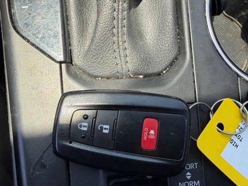Used 2021 Toyota Highlander L FWD image 13