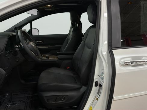Used 2025 Toyota Sienna Platinum AWD/4WD image 23
