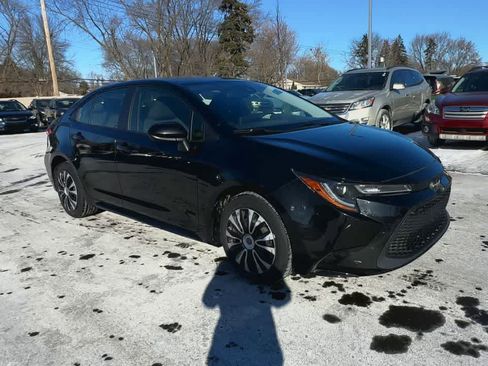 Used 2022 Toyota Corolla LE image 2