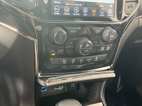 Used 2022 Jeep Grand Cherokee Limited image 16