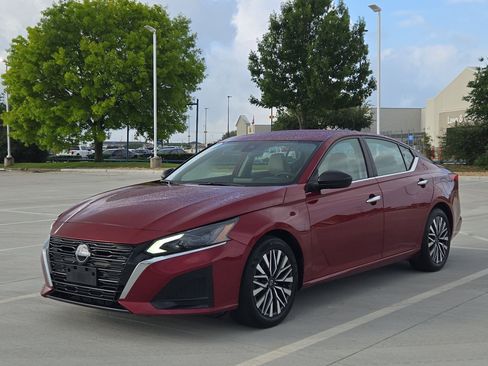 Used 2025 Nissan Altima 2.5 SV FWD image 9