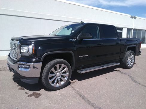 Used 2017 GMC Sierra 1500 SLE w/ SLE Value Package AWD/4WD image 2