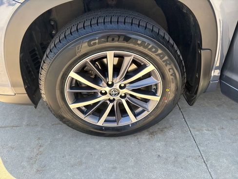 Used 2018 Toyota Highlander XLE AWD/4WD image 28