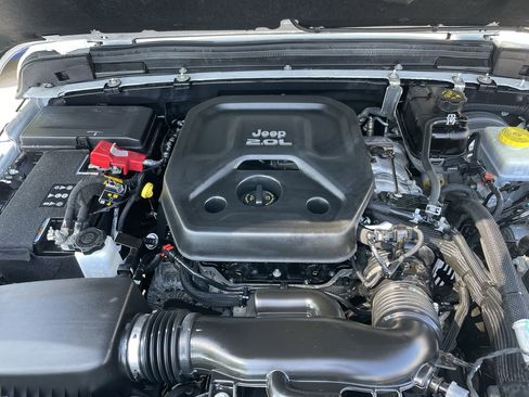 Used 2022 Jeep Wrangler Unlimited Sahara AWD/4WD image 25