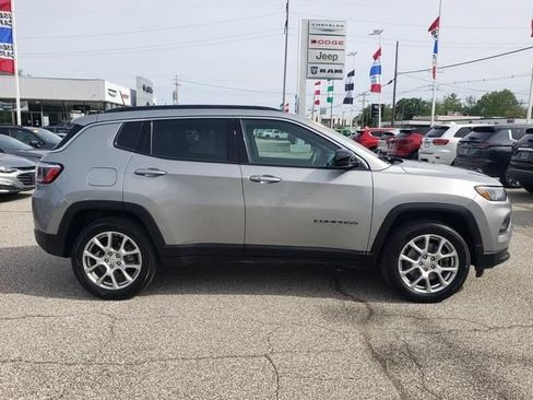 Used 2023 Jeep Compass Latitude AWD/4WD image 2